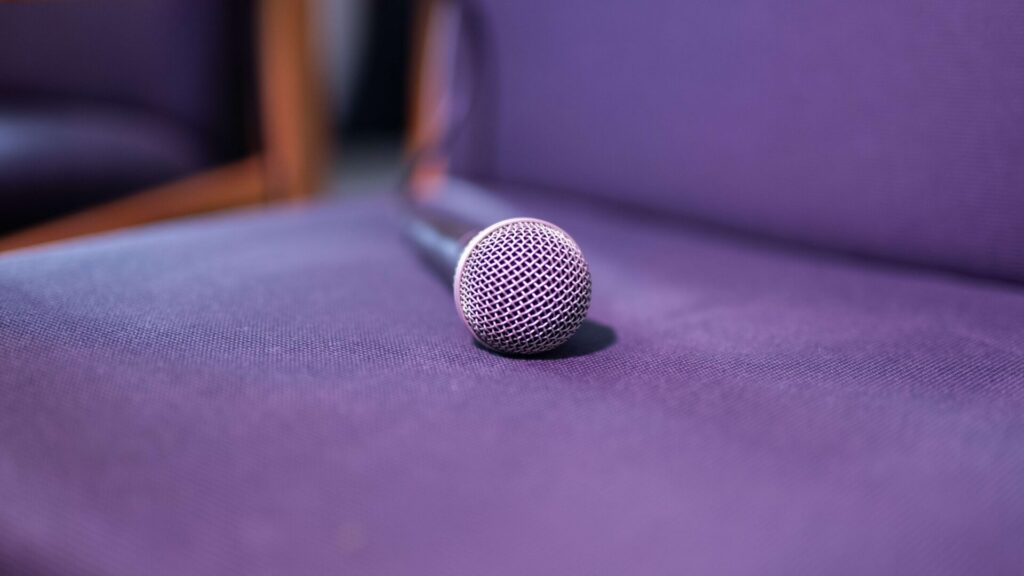 Ein Mikrofon liegt auf einem blauen Stuhl